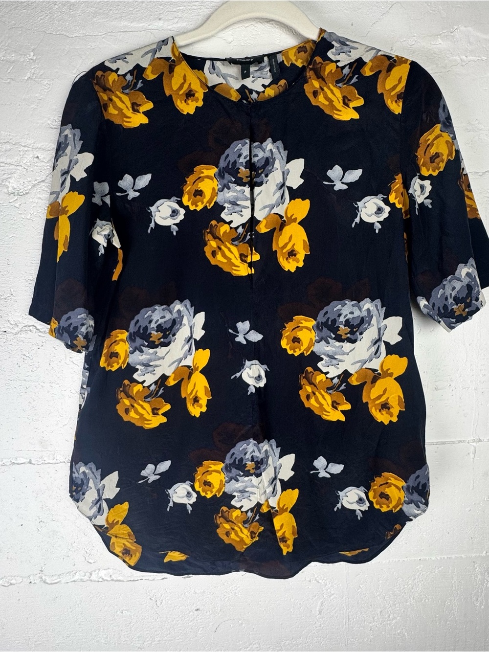 Theory Antazie Floral Crepe de Chine Silk Blouse Keyhole in front hook and Eye P